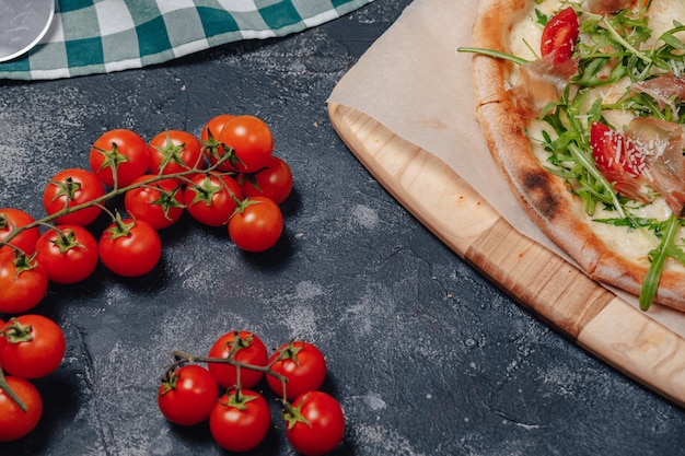 Délicieuse pizza napolitaine sur une planche