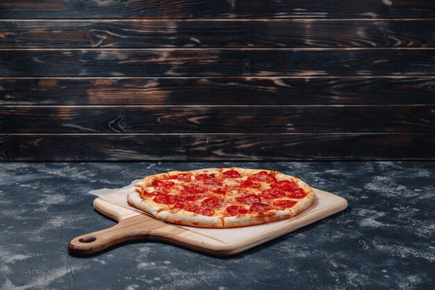 Délicieuse pizza napolitaine sur une planche