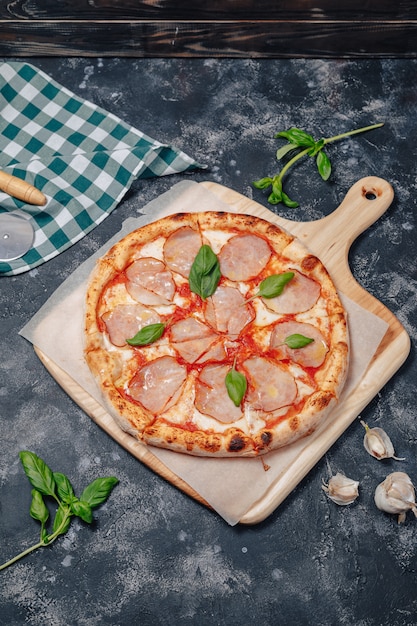 Délicieuse pizza napolitaine sur une planche