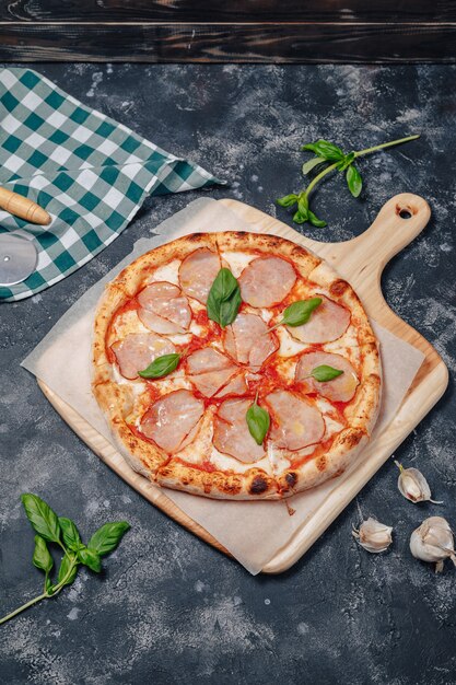 Délicieuse pizza napolitaine sur une planche