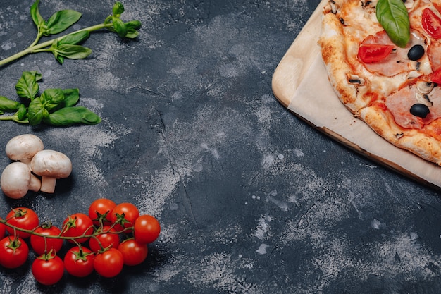 Délicieuse pizza napolitaine sur une planche