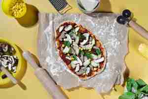 Photo gratuite délicieuse pizza à plat avec des légumes