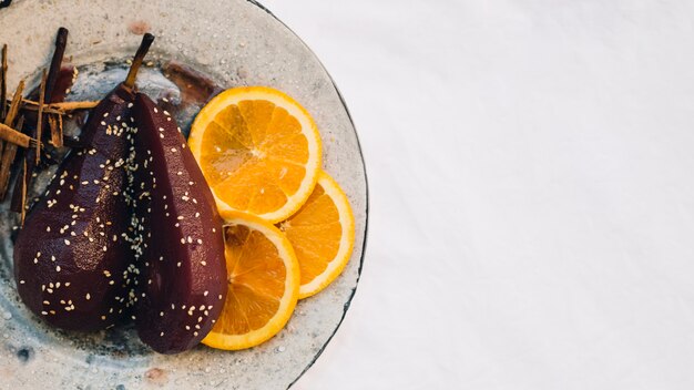 Délicieuse poire bouillie et oranges