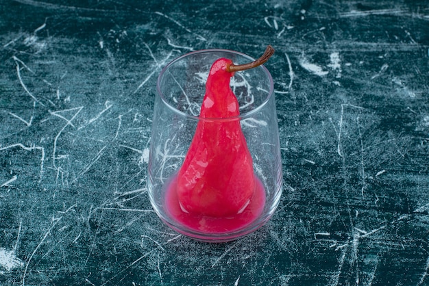 Délicieuse poire avec sauce rose à l'intérieur du verre.