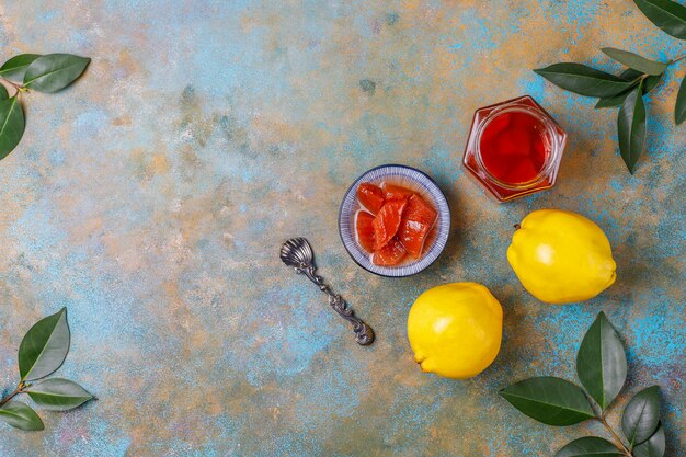 Délicieuse et saine confiture de coing maison en verre, vue de dessus