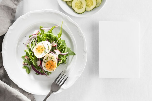 Délicieuse salade sur une assiette blanche