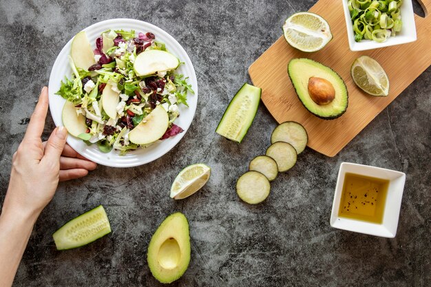 Délicieuse salade d'avocat sur planche de bois