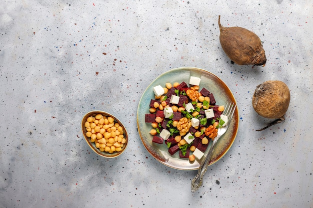 Délicieuse salade de betteraves avec fromage feta ou chèvre et pois chiches, vue de dessus