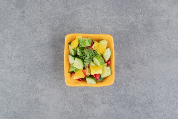 Délicieuse salade de légumes dans un bol orange. photo de haute qualité