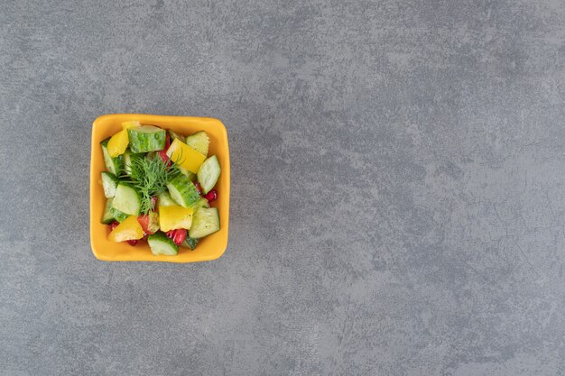 Délicieuse salade de légumes dans un bol orange. photo de haute qualité