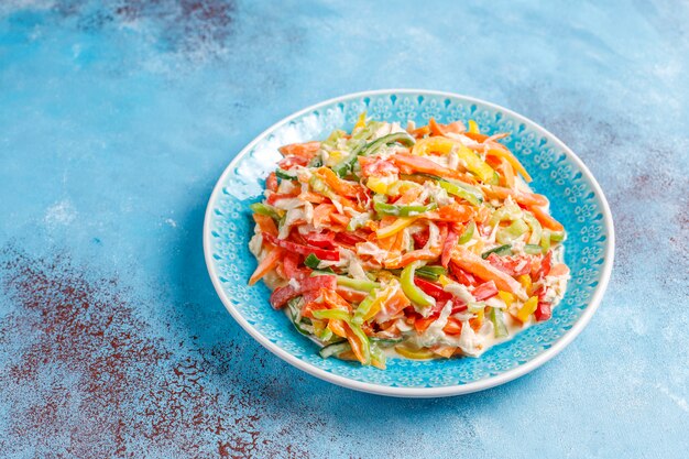 Délicieuse salade de poivrons sains au poulet, vue de dessus