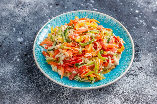 Délicieuse salade de poivrons sains au poulet, vue du dessus