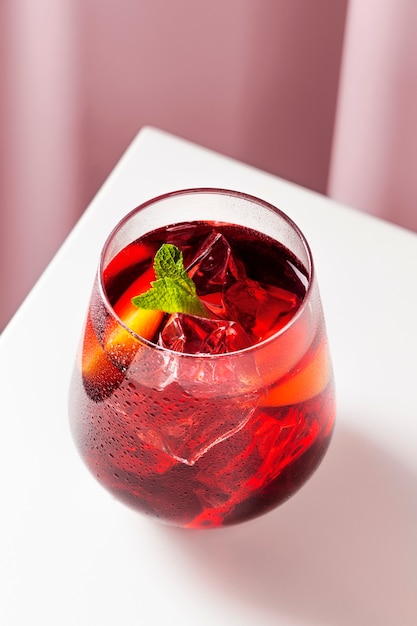 Photo gratuite délicieuse sangria à l'angle élevé de menthe