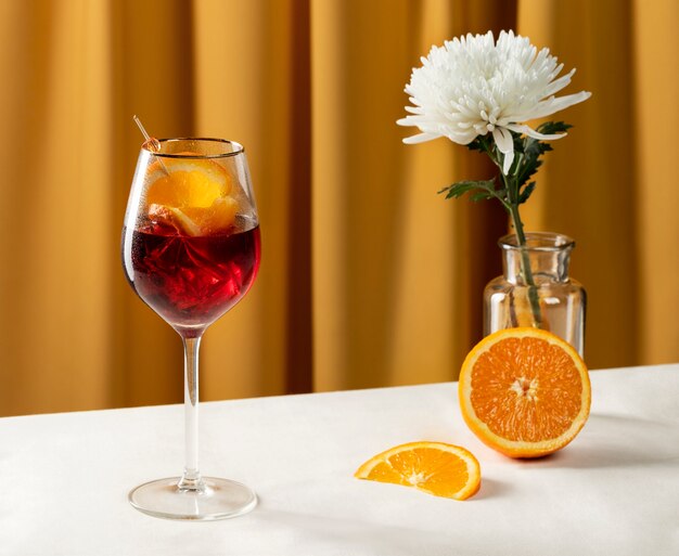 Délicieuse sangria et fleur blanche sur table