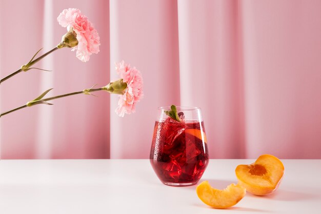 Délicieuse sangria, pêche et fleurs