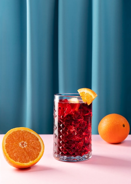 Délicieuse sangria avec des tranches d'orange sur table rose