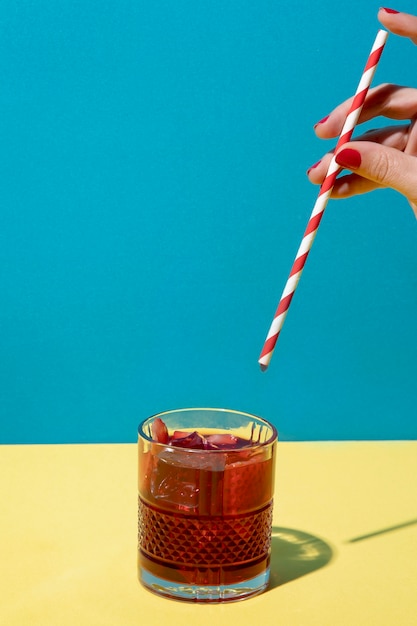 Photo gratuite délicieuse sangria en verre sur une surface jaune