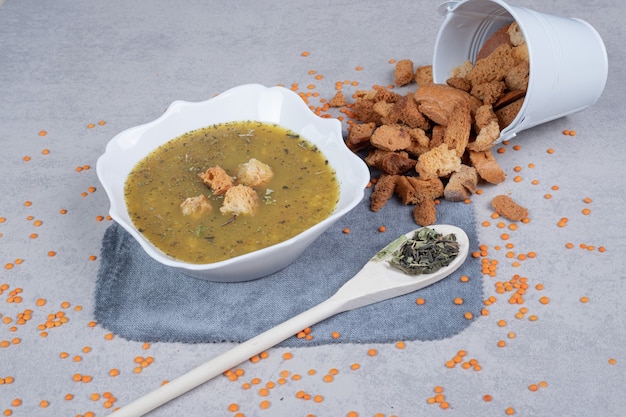 Délicieuse soupe aux lentilles et cuillère sur nappe