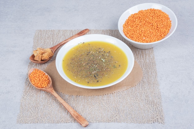 Délicieuse soupe aux lentilles et cuillère sur nappe