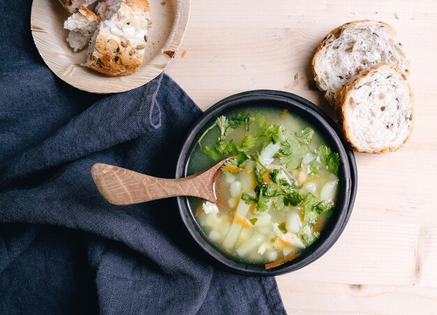 Délicieuse soupe sur bol noir