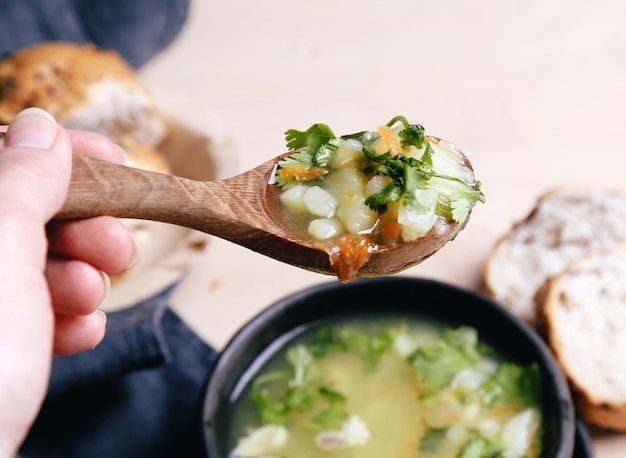 Photo gratuite délicieuse soupe sur bol noir