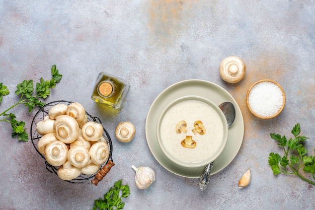 Délicieuse soupe à la crème aux champignons maison, vue de dessus