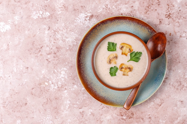 Délicieuse soupe à la crème aux champignons maison, vue de dessus