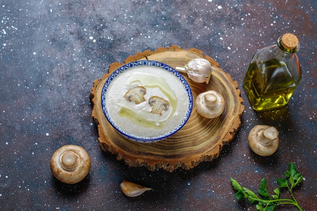 Photo gratuite délicieuse soupe à la crème aux champignons maison, vue de dessus