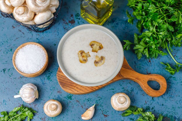 Délicieuse soupe à la crème aux champignons maison, vue de dessus