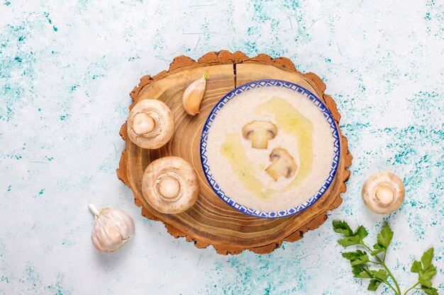 Délicieuse soupe à la crème aux champignons maison, vue de dessus