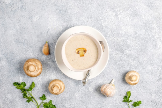 Photo gratuite délicieuse soupe à la crème de champignons maison, vue du dessus