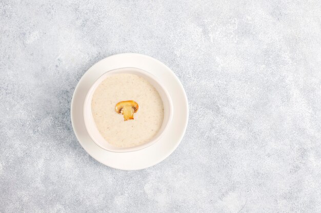 Délicieuse soupe à la crème de champignons maison, vue du dessus