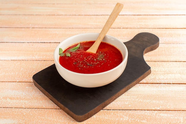 délicieuse soupe de tomates avec des verts sur la crème, dîner repas de nourriture de soupe