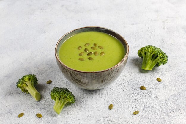 Délicieuse soupe verte à la crème de brocoli maison.