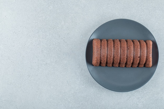 Délicieuse tarte au chocolat sur une assiette noire.