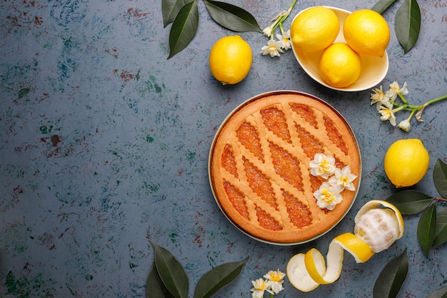 Photo gratuite délicieuse tarte au citron avec des citrons frais, vue de dessus