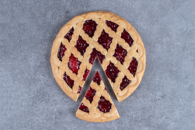 Photo gratuite délicieuse tarte aux baies sur une surface en marbre