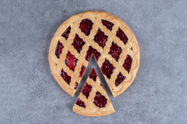 Délicieuse tarte aux baies sur une surface en marbre