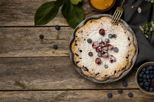 Photo gratuite délicieuse tarte aux bleuets sur table