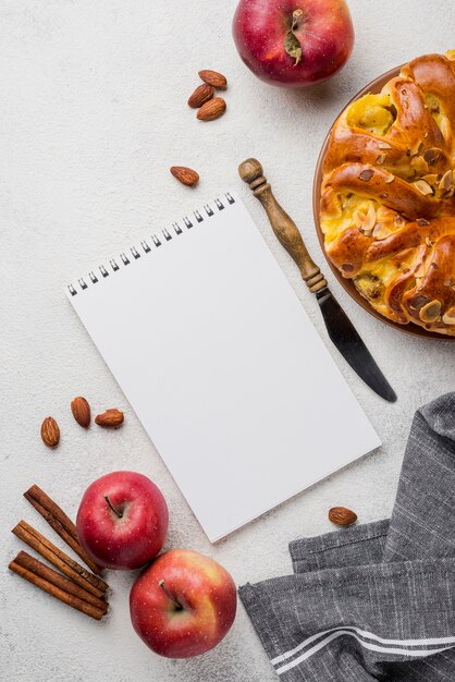 Délicieuse tarte aux pommes avec bloc-notes à plat