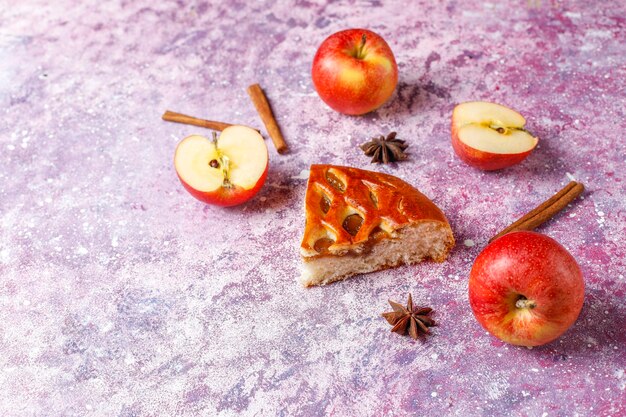 Délicieuse tarte aux pommes maison avec de la confiture.