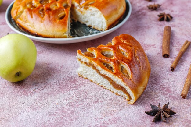 Délicieuse tarte aux pommes maison avec de la confiture.