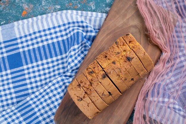 Délicieuse tarte avec plusieurs ingrédients sur une planche à découper en bois