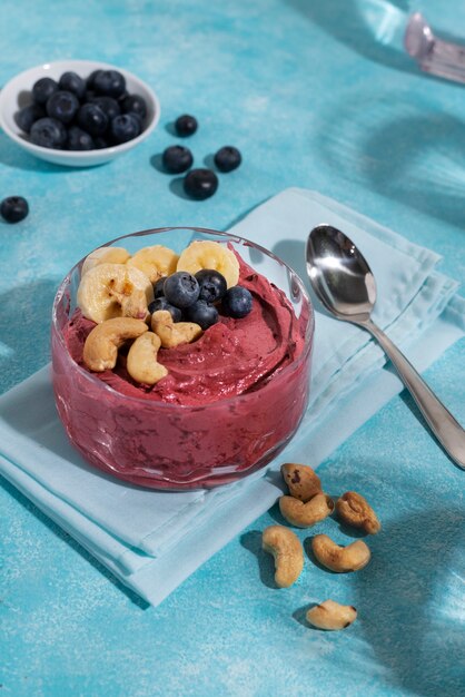 Délicieuse tasse à angle élevé de dessert à l'açai brésilien