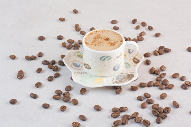 Délicieuse tasse d'arôme frais tasse de café avec des grains de café. photo de haute qualité