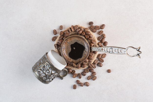 Délicieuse tasse d'arôme tasse de café frais avec des grains de café