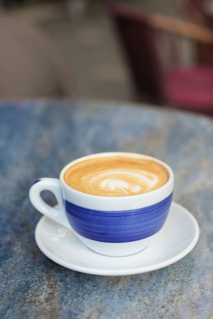 Photo gratuite délicieuse tasse à café sur assiette à angle élevé