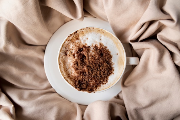 Délicieuse tasse de café avec de la poudre de cacao