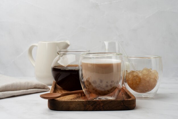 Délicieuse tasse de thé à bulles sur planche de bois