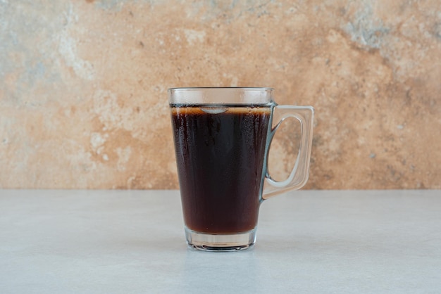 Délicieuse tasse de thé sur table blanche.